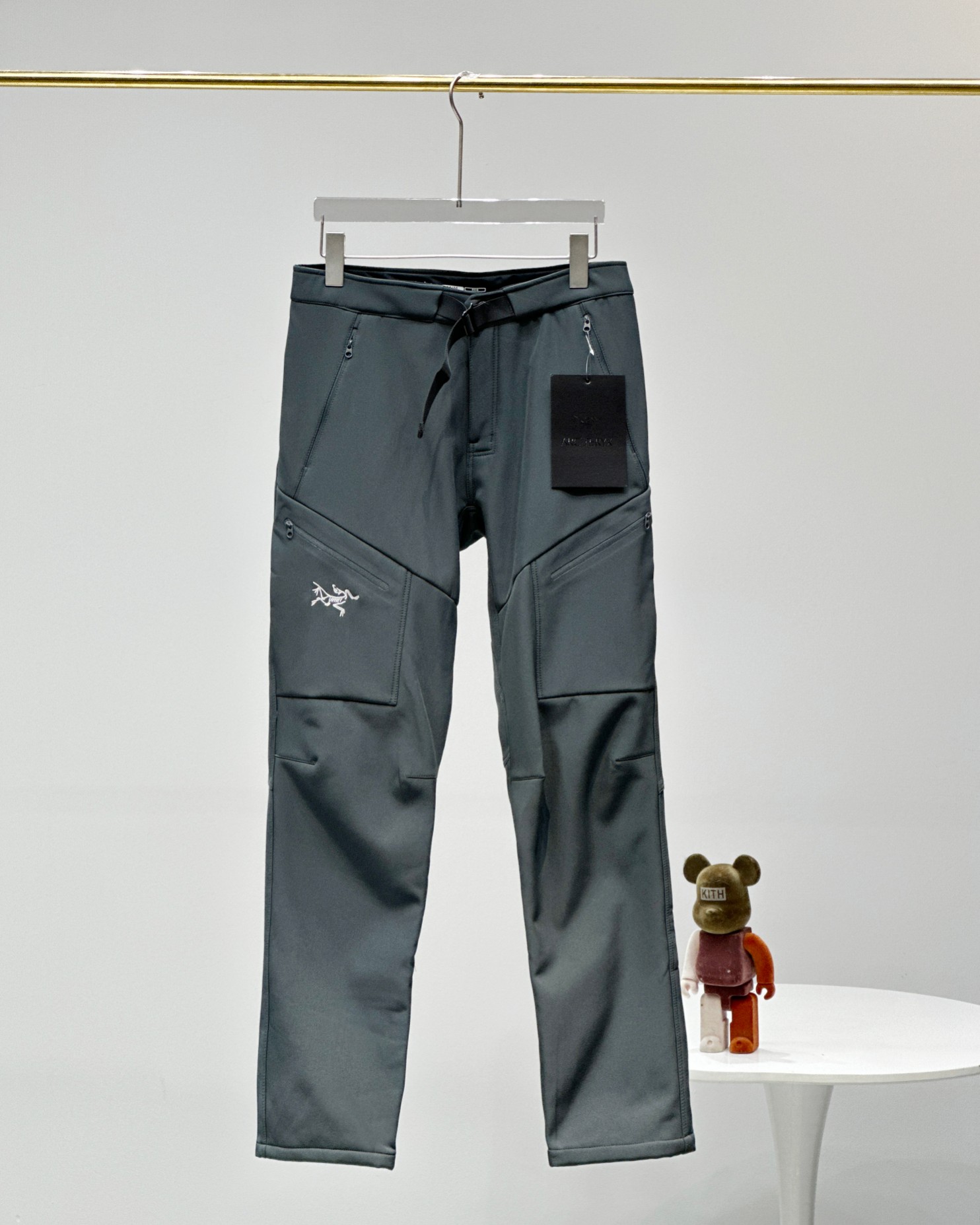 ARC'TERYX パンツ ローライズ マウンテンパンツ 防水 通勤 ビジネス マルチカラー レザー調素材 - 画像 4