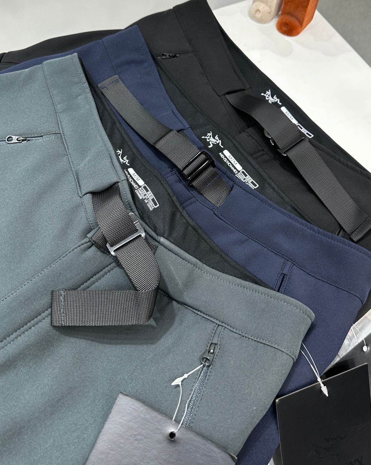 ARC'TERYX パンツ ローライズ マウンテンパンツ 防水 通勤 ビジネス マルチカラー レザー調素材 - 画像 7