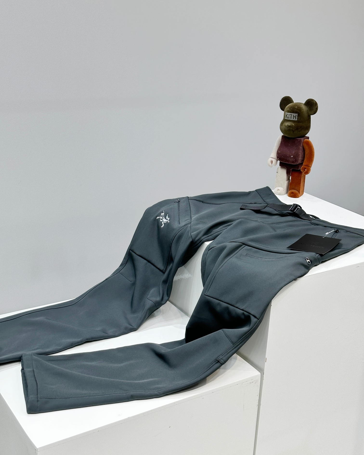 ARC'TERYX パンツ マルチポケット A4収納 軽量 ボトムス ネイビー/ブラック/グレー ナイロン - 画像 4