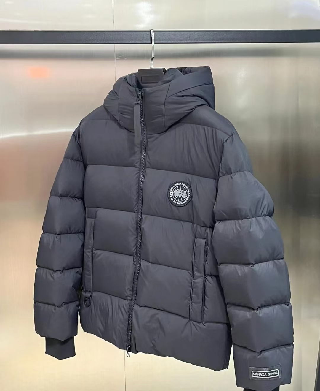 CANADA GOOSE ダウンジャケット ミニサイズ 保温性抜群 カジュアル 通勤 ブラック レザー調 - 画像 2