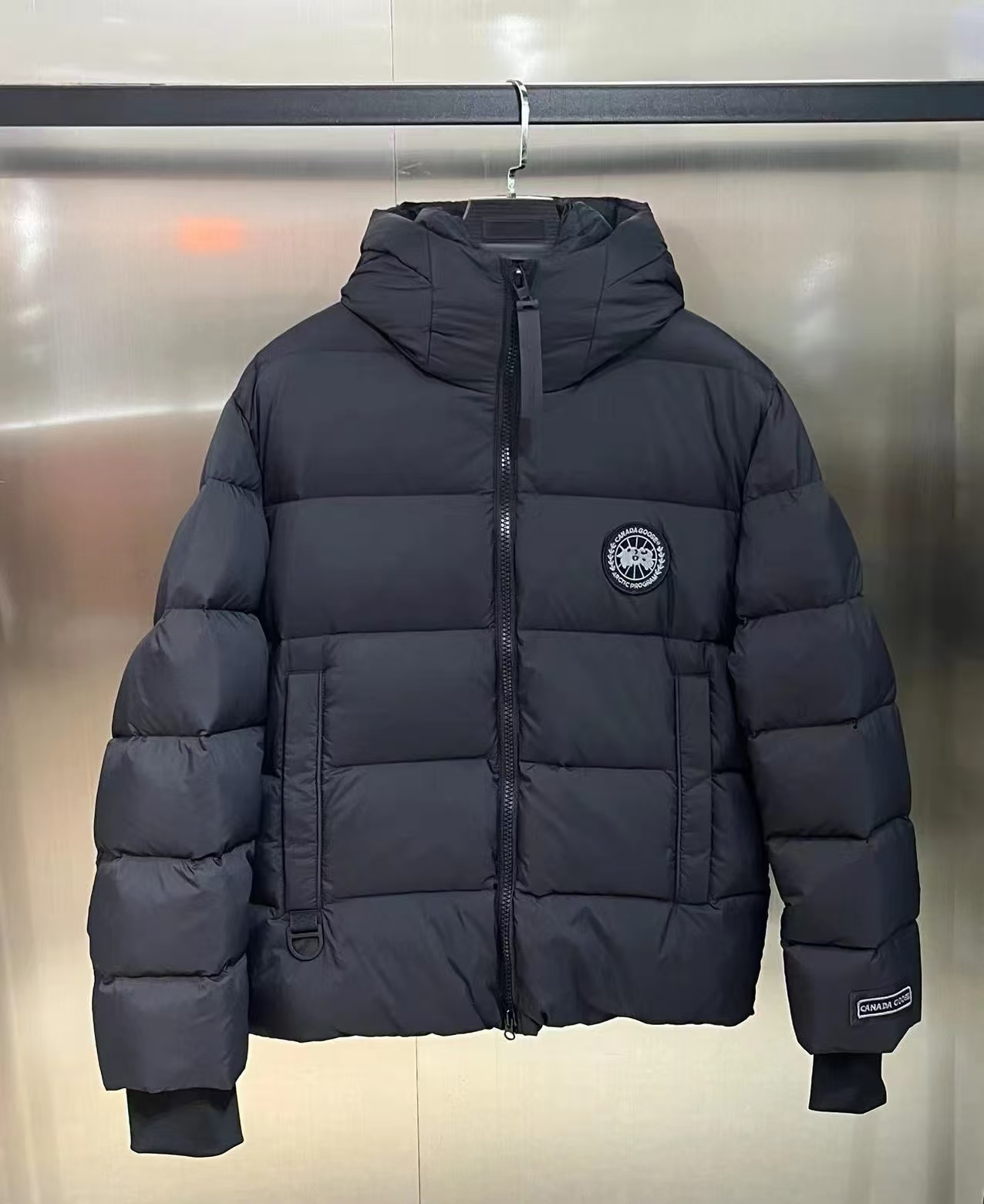 CANADA GOOSE ダウンジャケット ミニサイズ 保温性抜群 カジュアル 通勤 ブラック レザー調 - 画像 4