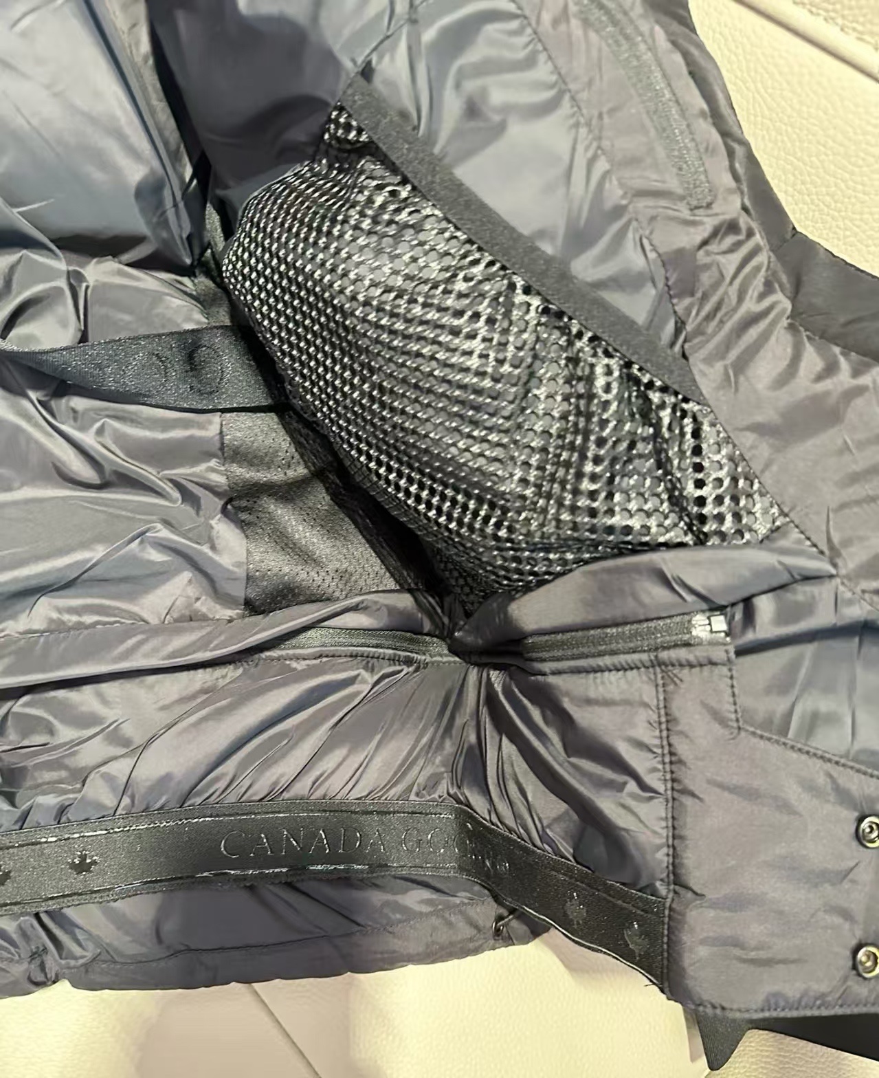 CANADA GOOSE ダウンジャケット ミニサイズ 保温性抜群 カジュアル 通勤 ブラック レザー調 - 画像 8