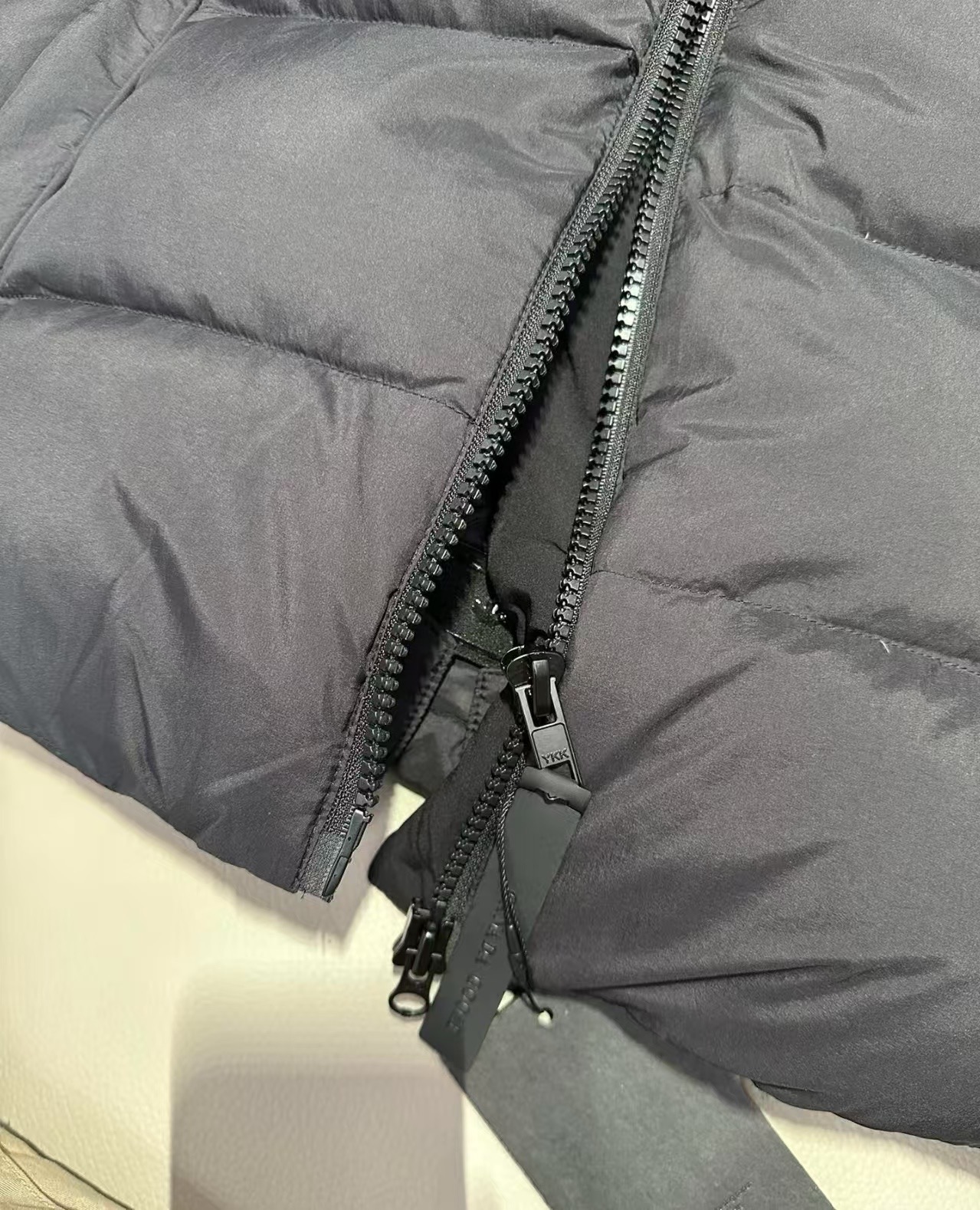 CANADA GOOSE ダウンジャケット ミニサイズ 保温性抜群 カジュアル 通勤 ブラック レザー調 - 画像 9