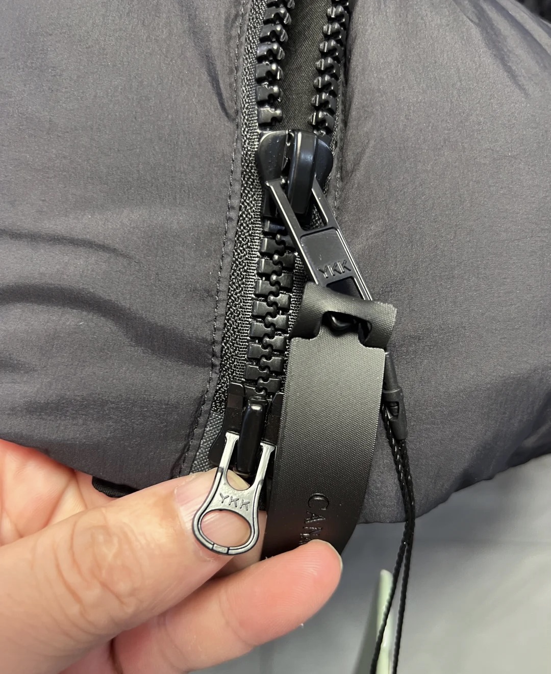 CANADA GOOSE ダウンジャケット Expeditionモデル 防寒性能高 保温力抜群 ブラック/レザー調 - 画像 4