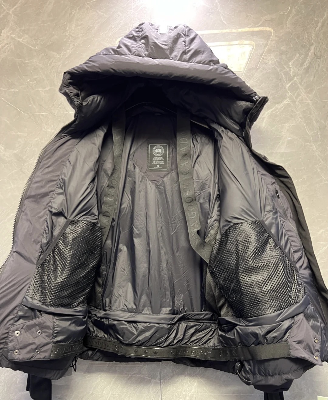 CANADA GOOSE ダウンジャケット Expeditionモデル 防寒性能高 保温力抜群 ブラック/レザー調 - 画像 5
