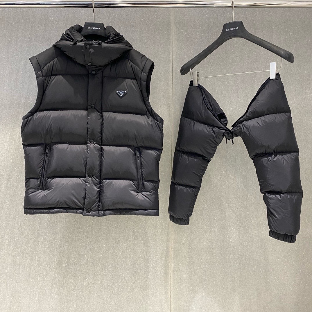 BALENCIAGA ダウンベスト フード付き プリントロゴ ミニサイズ ブラック レザー調