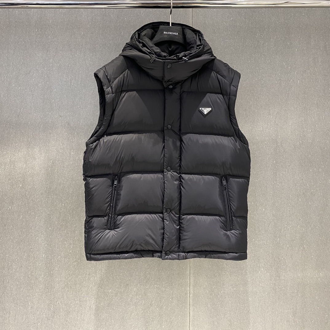 BALENCIAGA ダウンベスト フード付き プリントロゴ ミニサイズ ブラック レザー調 - 画像 2