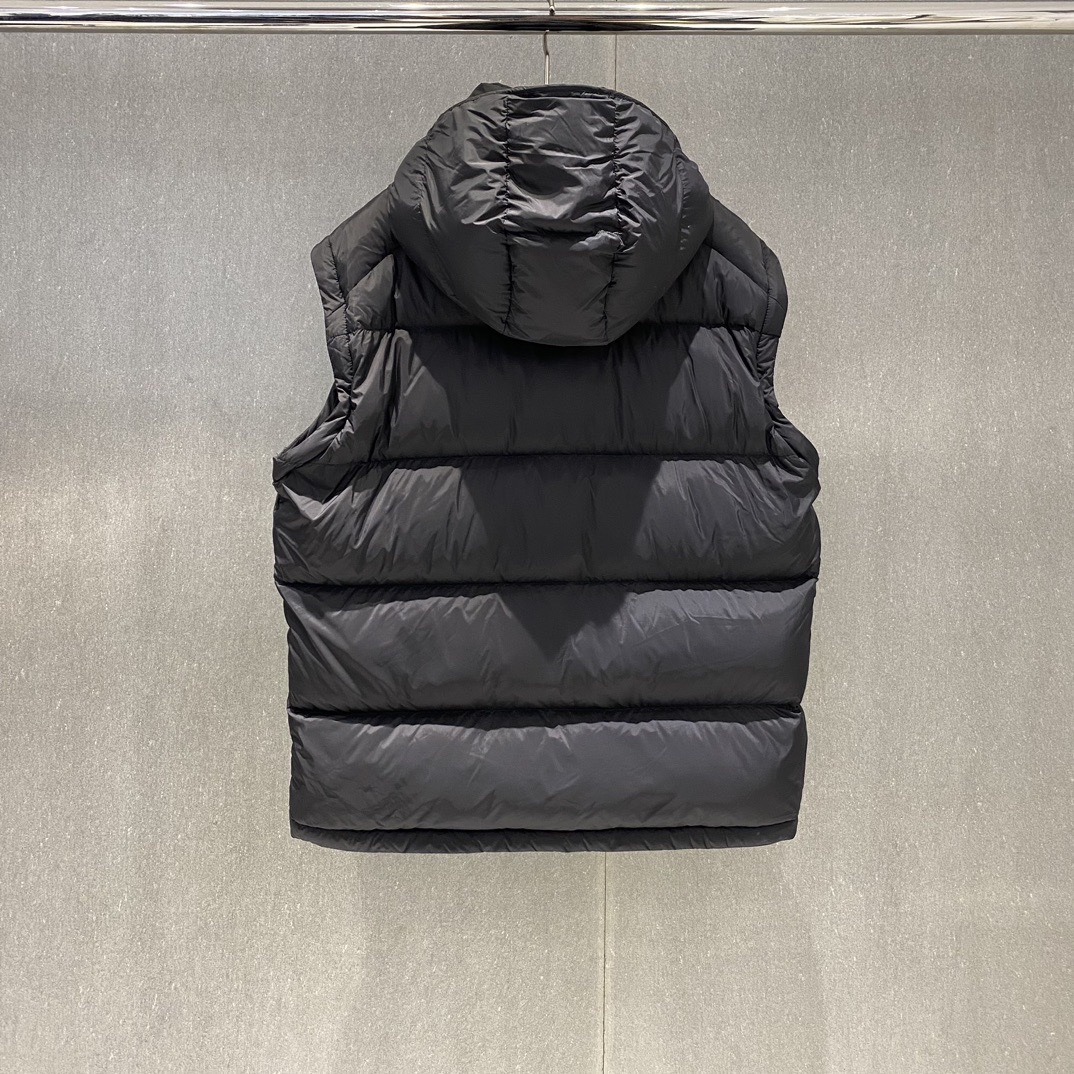 BALENCIAGA ダウンベスト フード付き プリントロゴ ミニサイズ ブラック レザー調 - 画像 3