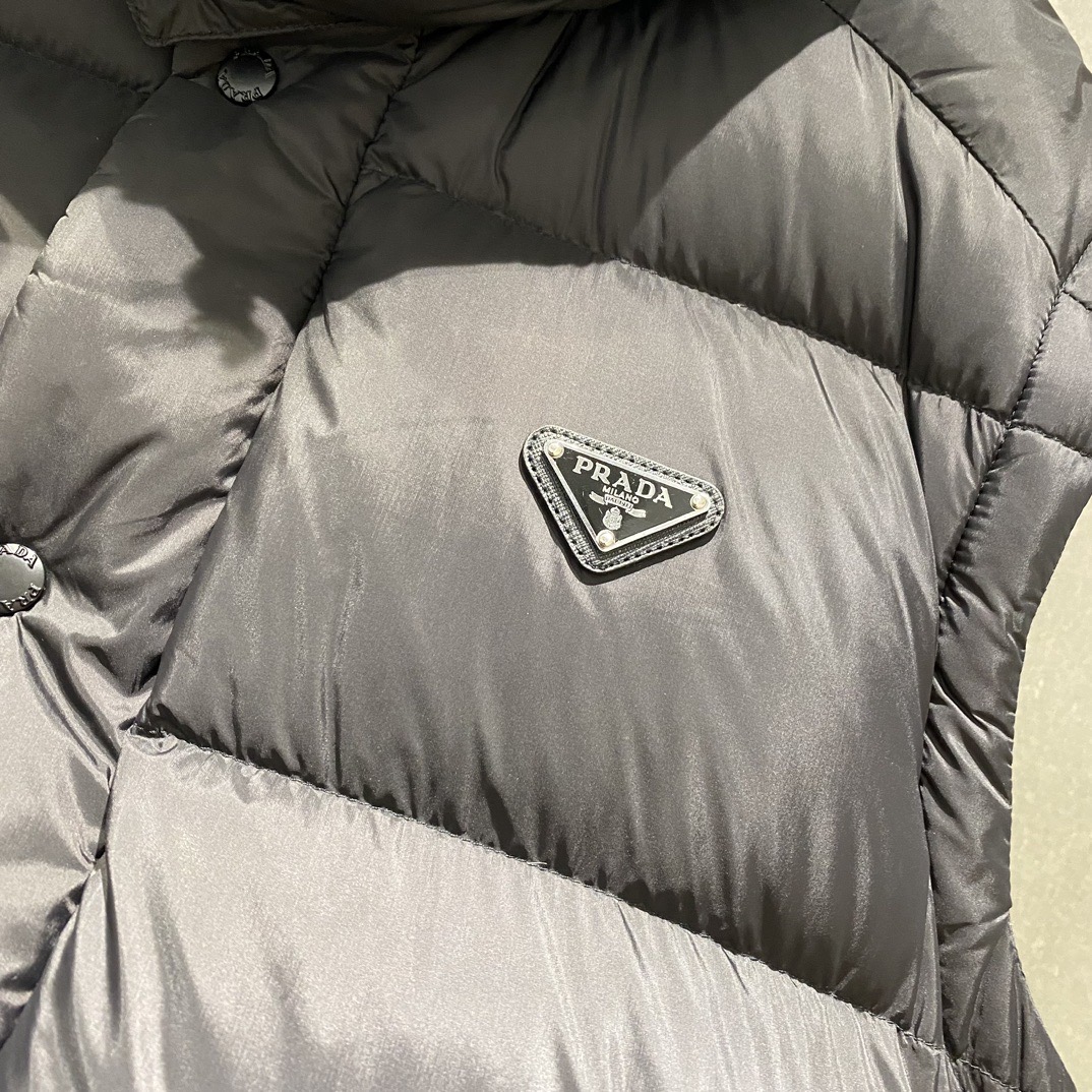 BALENCIAGA ダウンベスト フード付き プリントロゴ ミニサイズ ブラック レザー調 - 画像 6