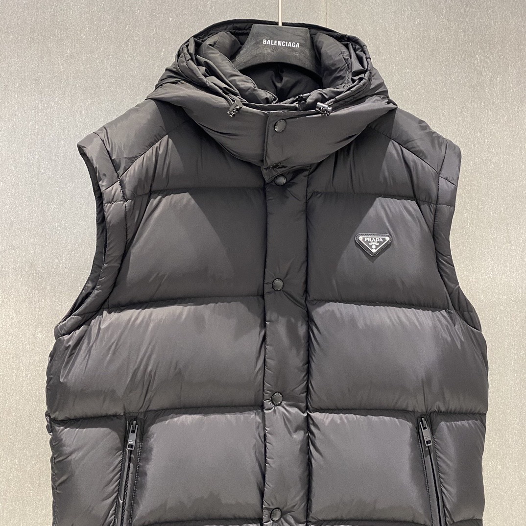 BALENCIAGA ダウンベスト フード付き プリントロゴ ミニサイズ ブラック レザー調 - 画像 7