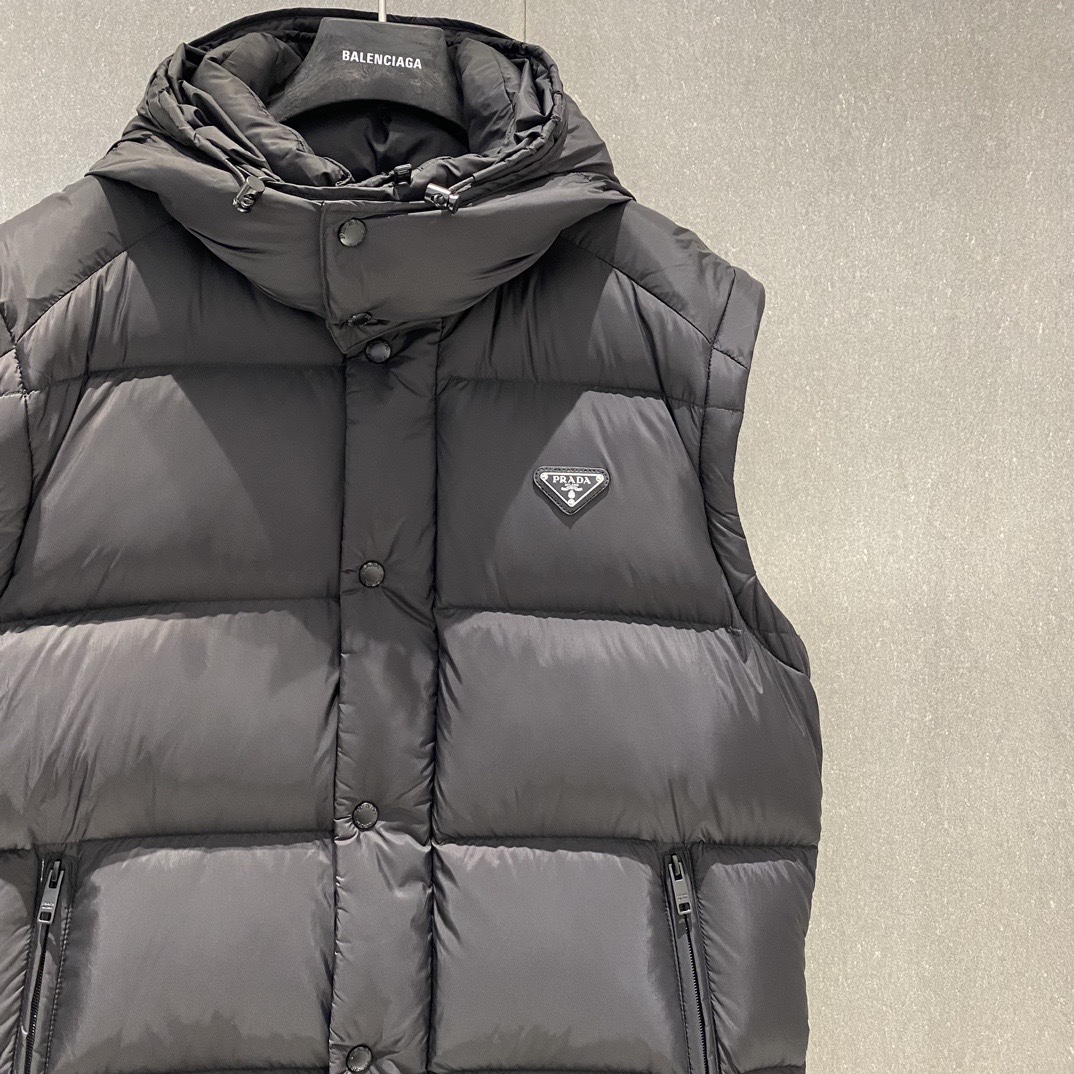 BALENCIAGA ダウンベスト フード付き プリントロゴ ミニサイズ ブラック レザー調 - 画像 8