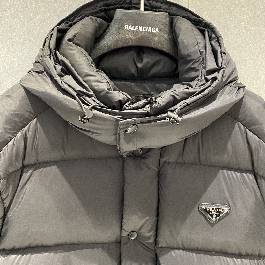 BALENCIAGA ダウンベスト フード付き プリントロゴ ミニサイズ ブラック レザー調 - 画像 9