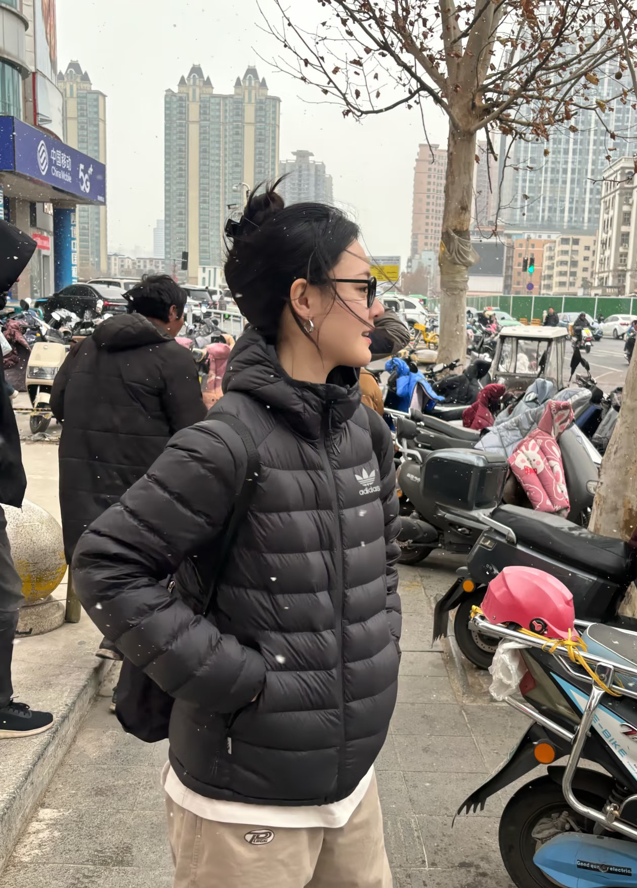 adidas ダウンジャケット ミニ丈 フード付き 軽量 通勤カジュアル ブラック