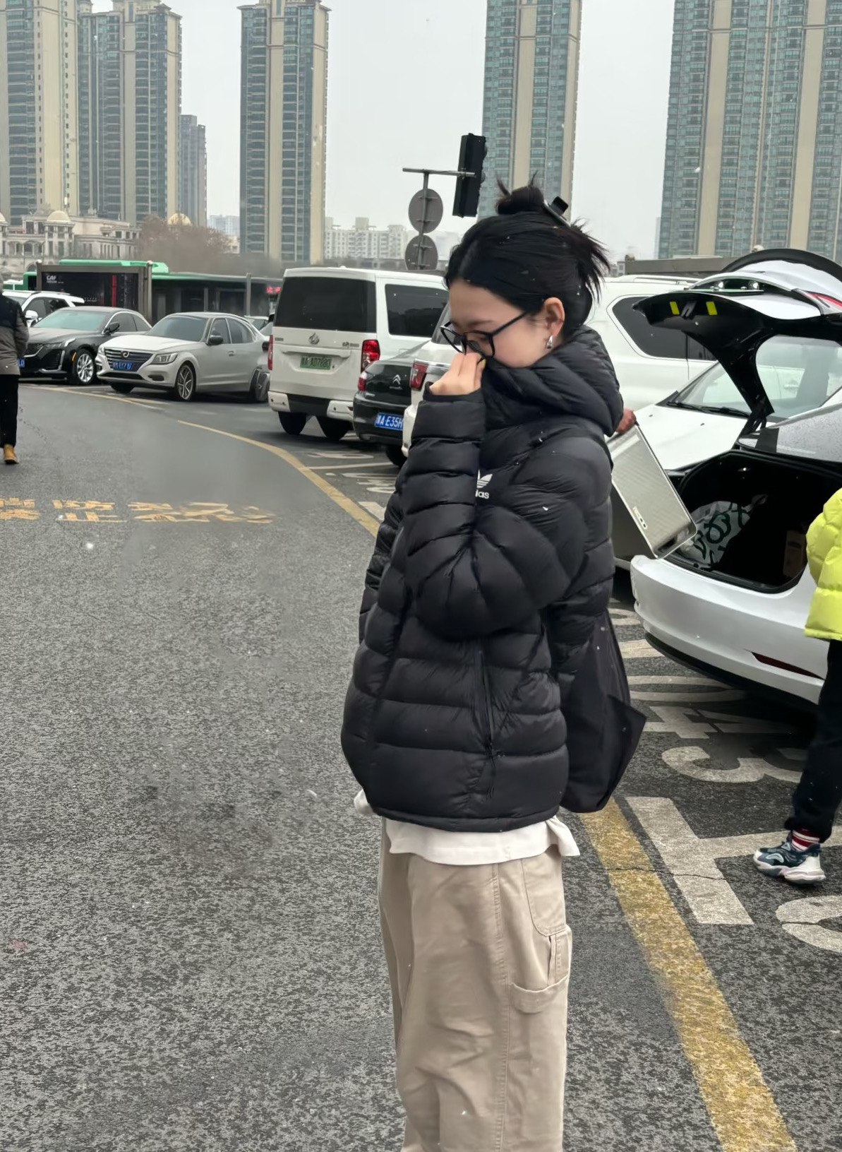 adidas ダウンジャケット ミニ丈 フード付き 軽量 通勤カジュアル ブラック - 画像 2