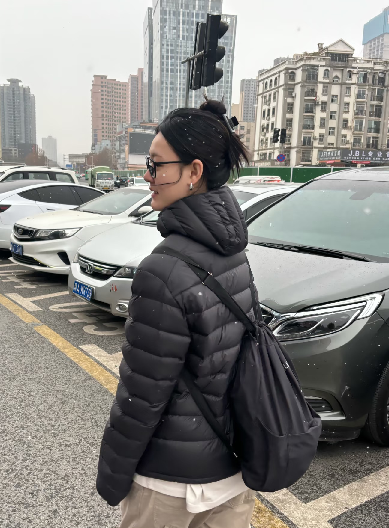 adidas ダウンジャケット ミニ丈 フード付き 軽量 通勤カジュアル ブラック - 画像 3