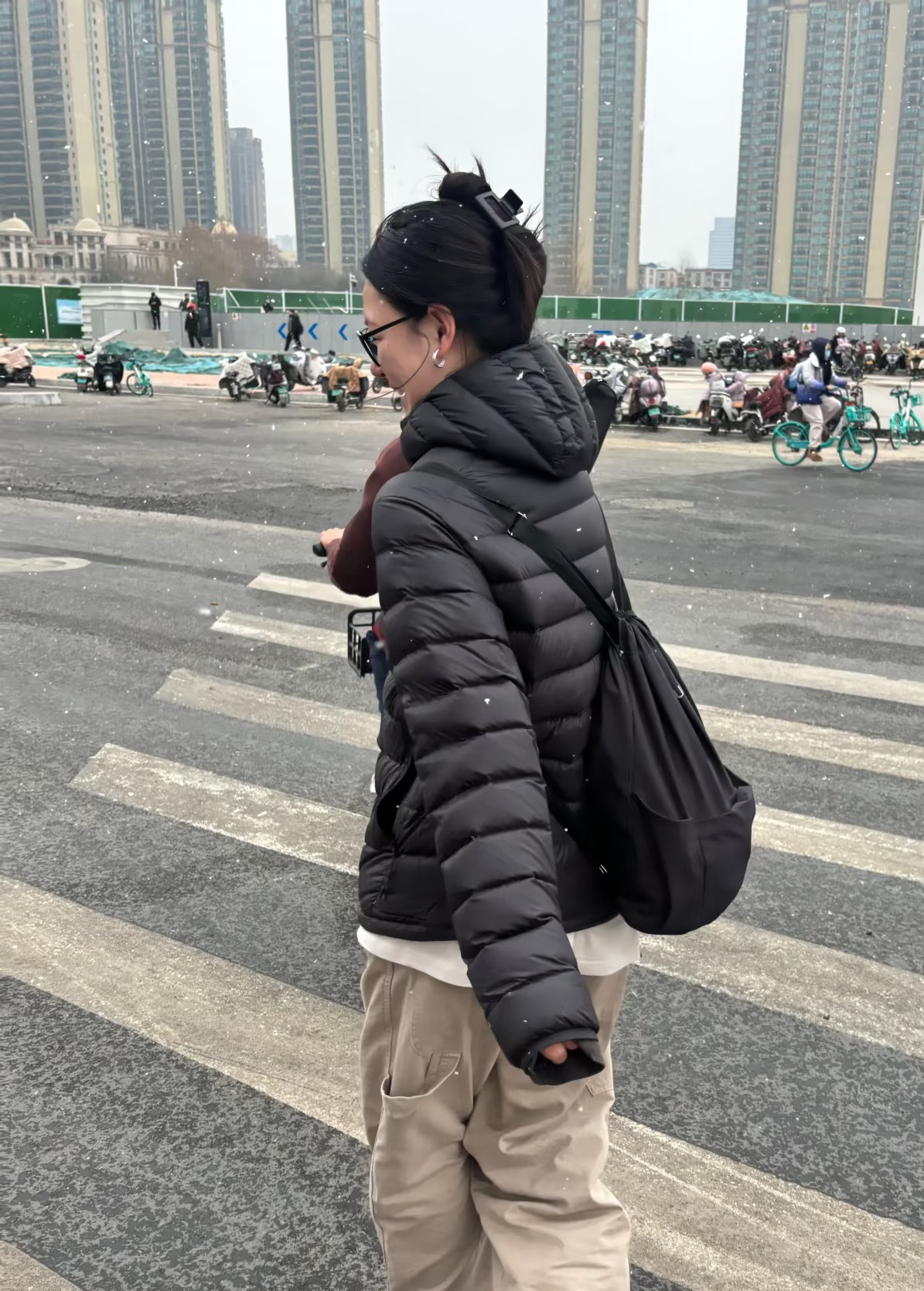 adidas ダウンジャケット ミニ丈 フード付き 軽量 通勤カジュアル ブラック - 画像 4