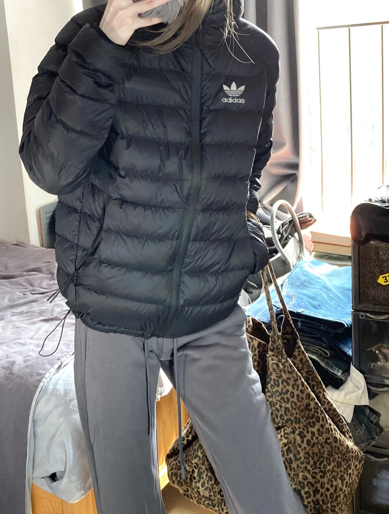 adidas ダウンジャケット ミニ丈 フード付き 軽量 通勤カジュアル ブラック - 画像 5