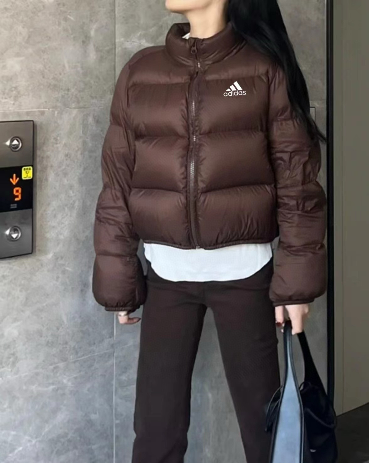 adidas ダウンジャケット ミニ丈 通勤カジュアル ブラウンレザー - 画像 4