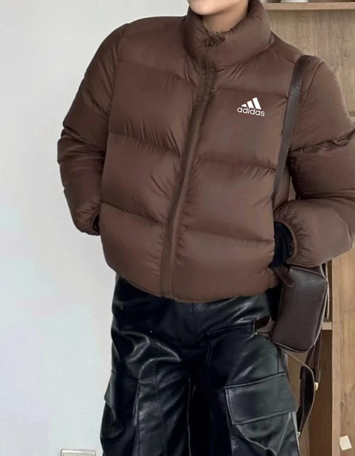 adidas ダウンジャケット ミニ丈 通勤カジュアル ブラウンレザー - 画像 9