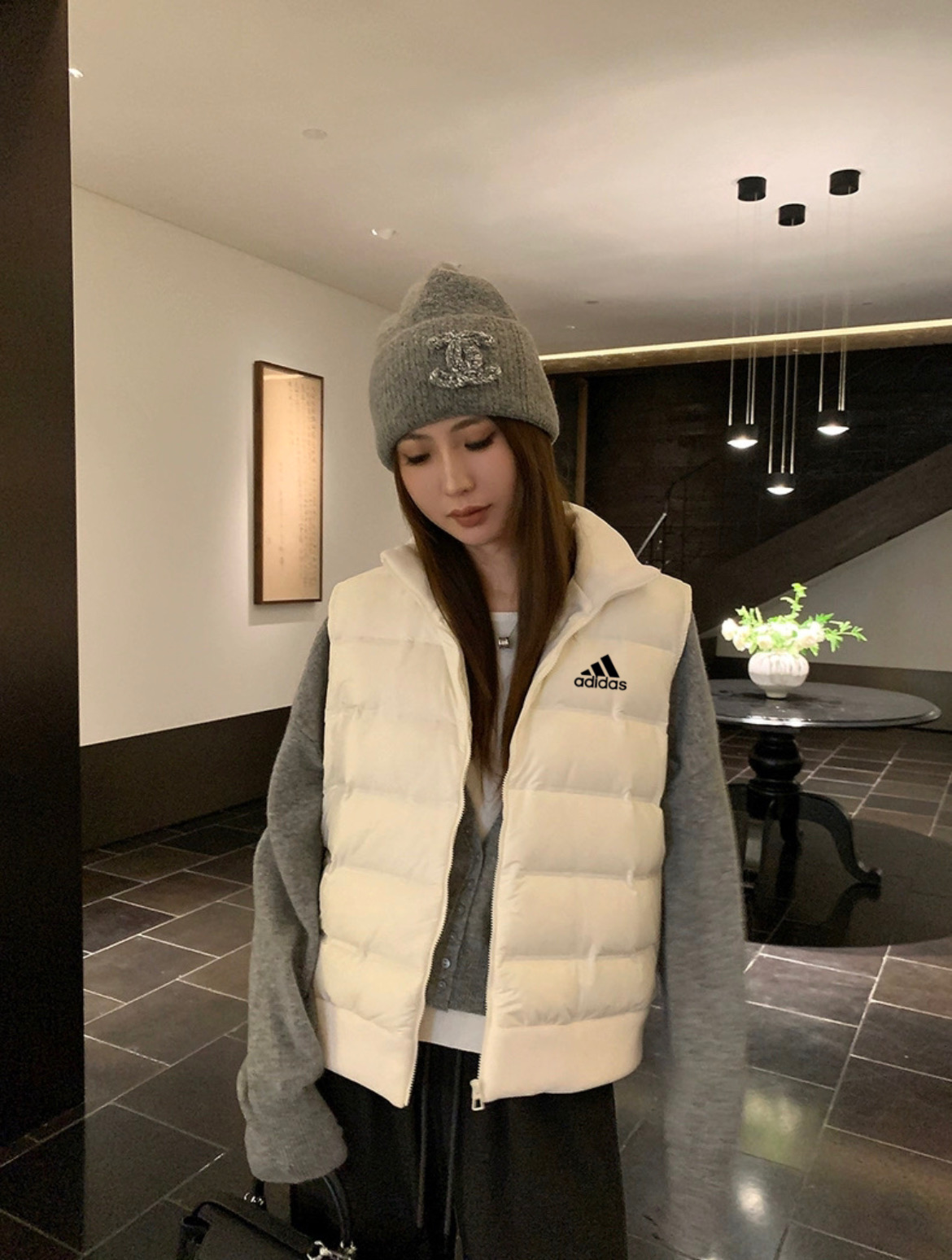 adidas ダウンベスト レディース 軽量 保温 カジュアル ホワイト