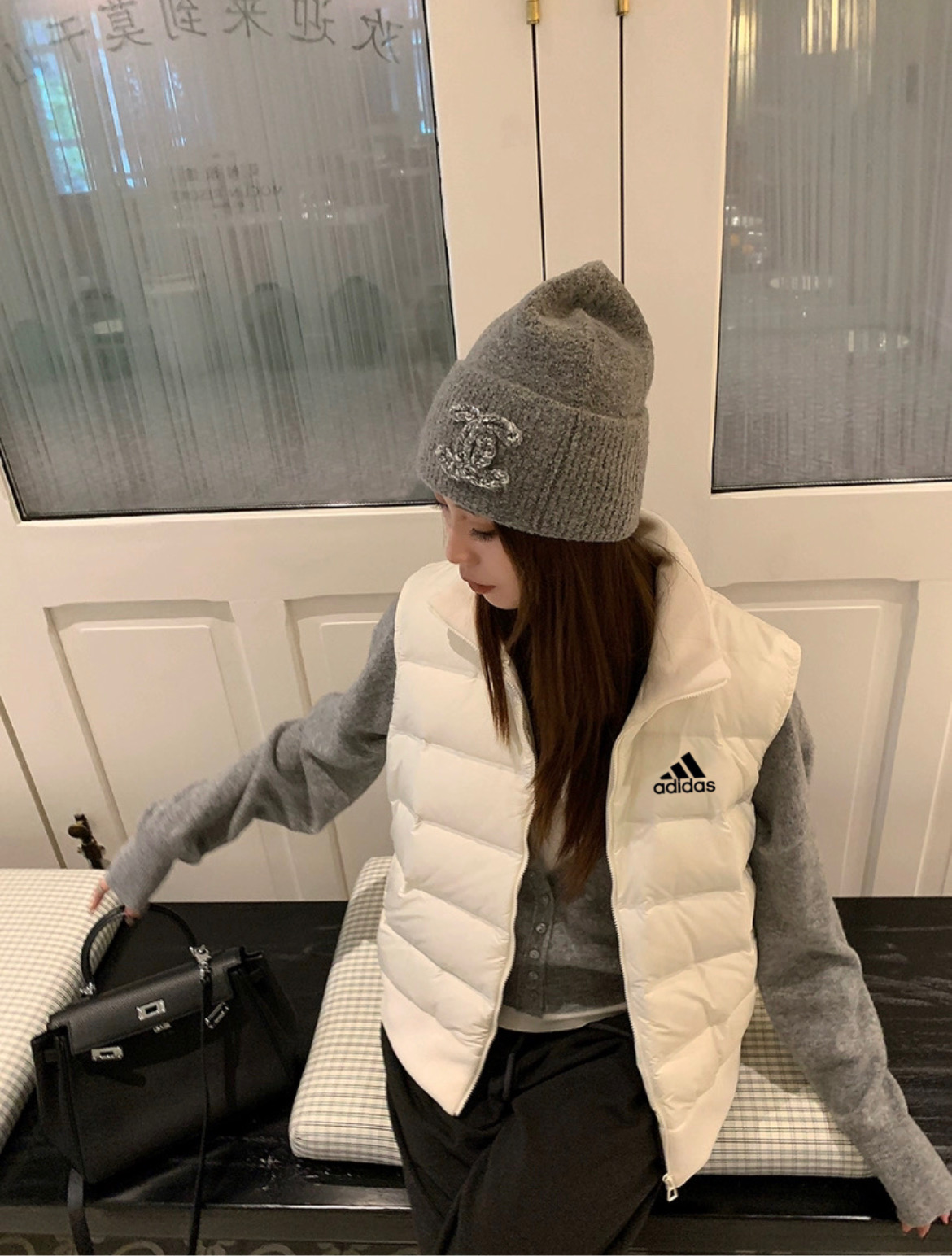 adidas ダウンベスト レディース 軽量 保温 カジュアル ホワイト - 画像 2