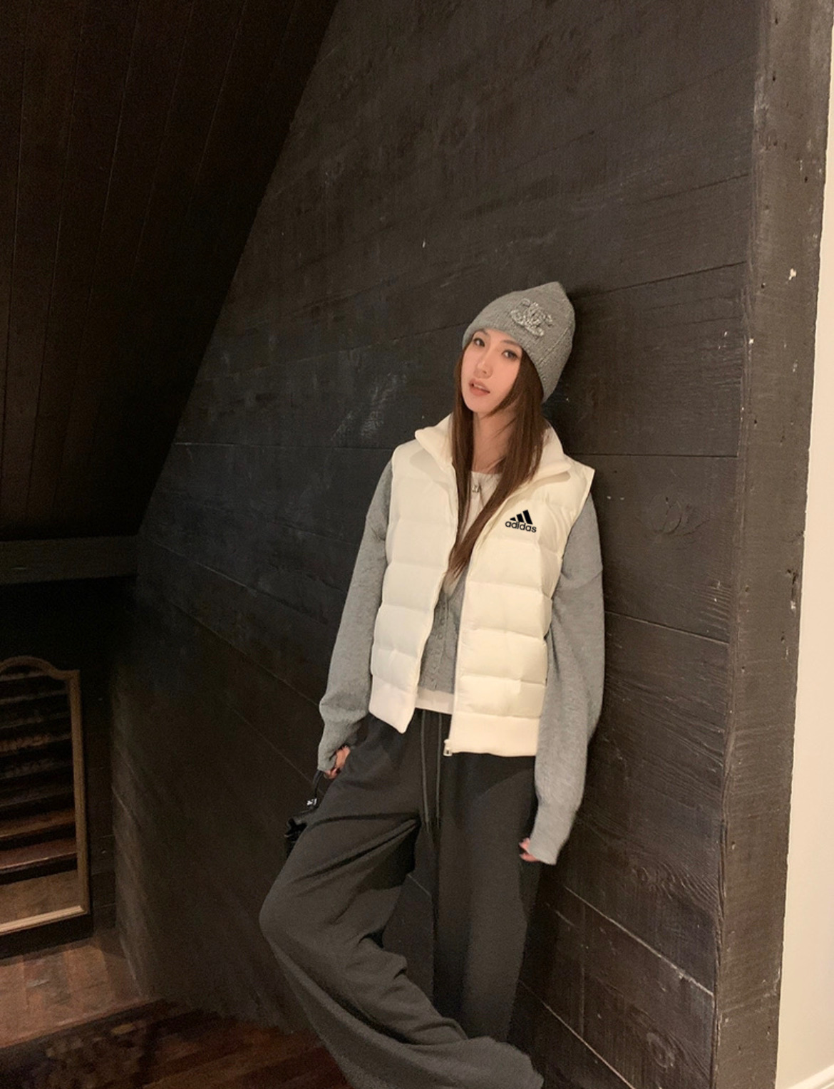 adidas ダウンベスト レディース 軽量 保温 カジュアル ホワイト - 画像 3