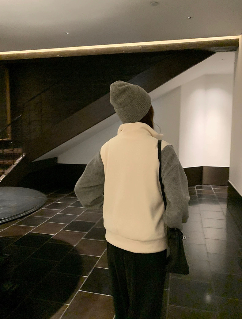 adidas ダウンベスト レディース 軽量 保温 カジュアル ホワイト - 画像 4