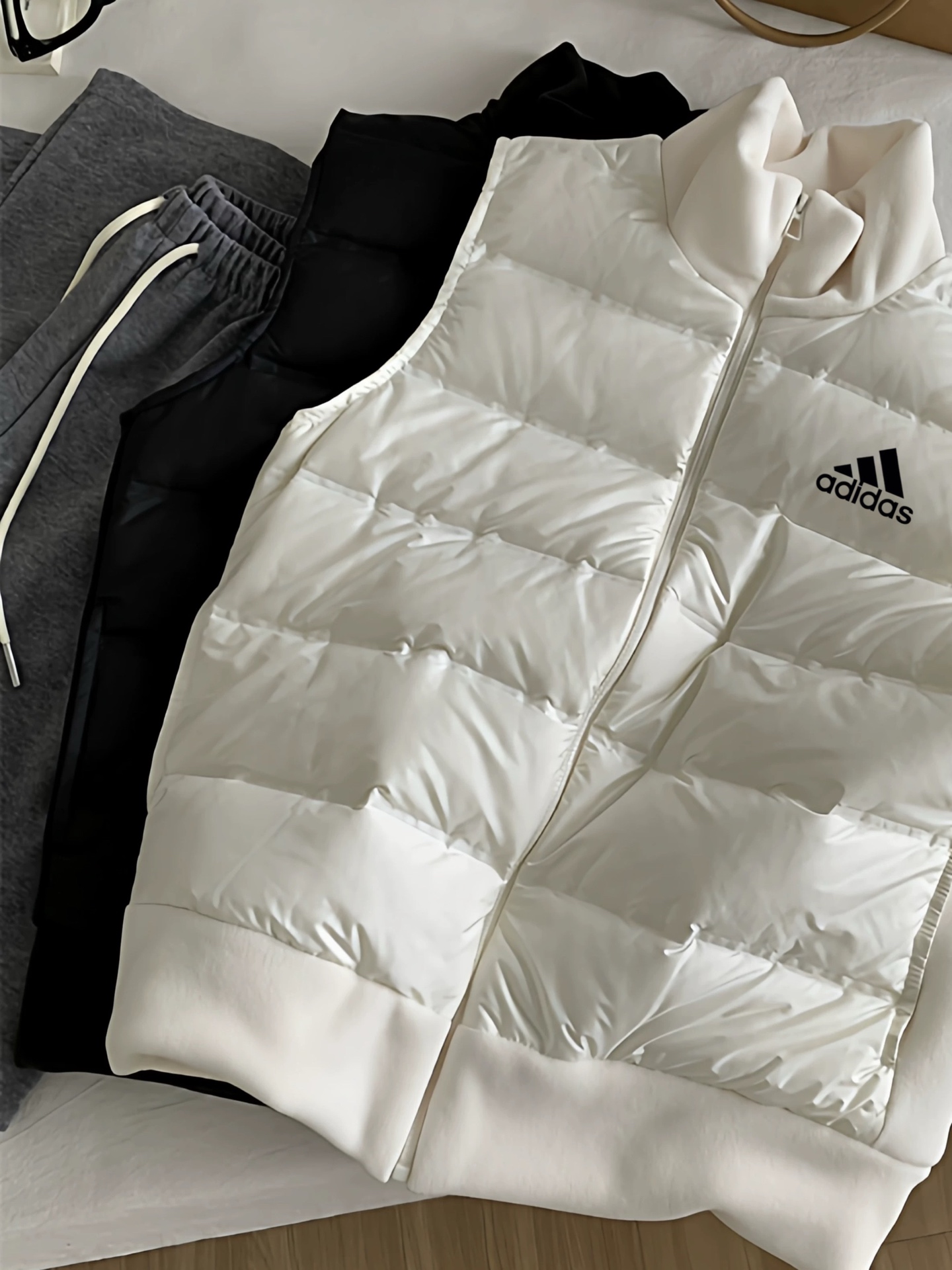 adidas ダウンベスト レディース 軽量 保温 カジュアル ホワイト - 画像 6