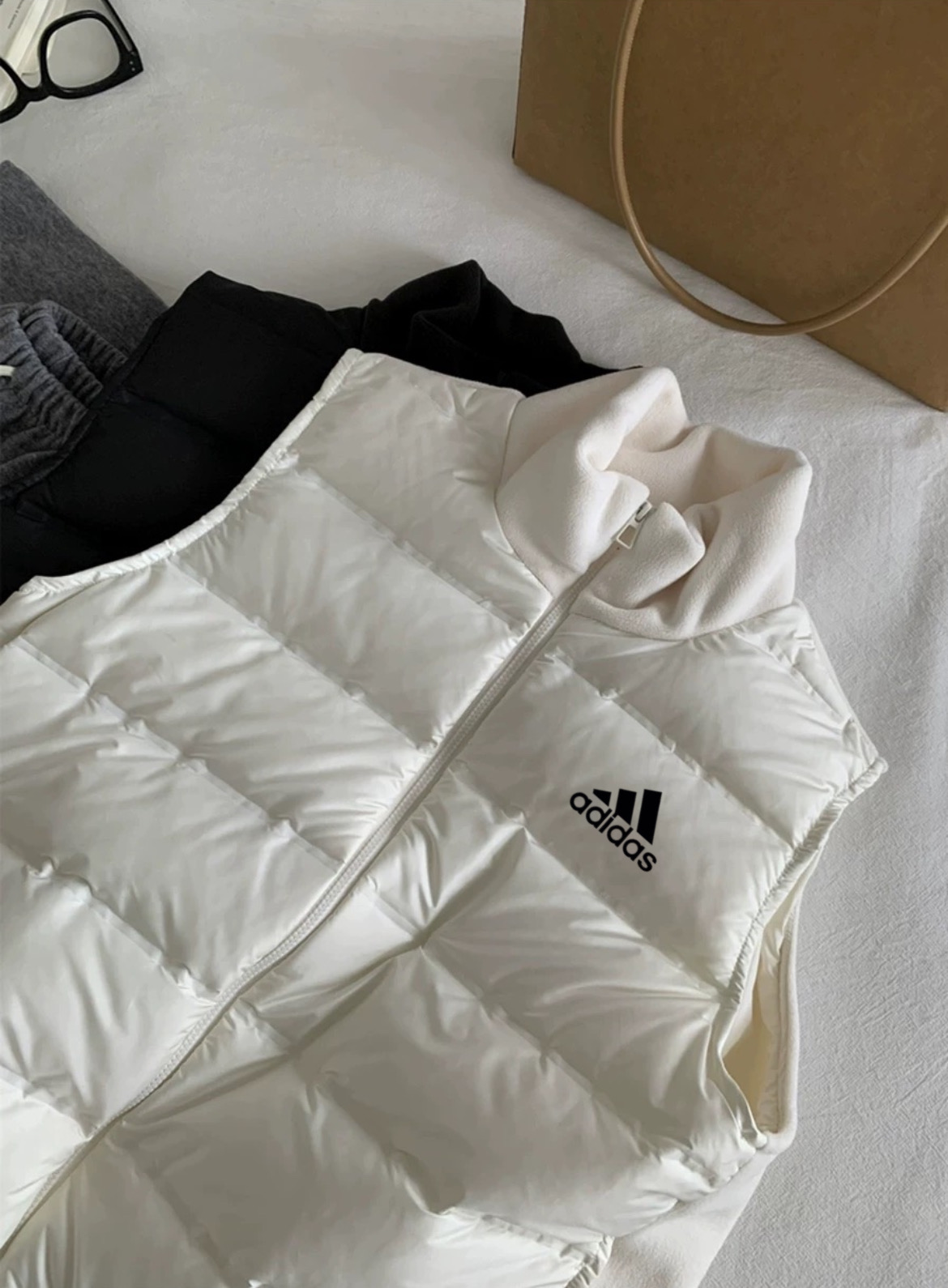 adidas ダウンベスト レディース 軽量 保温 カジュアル ホワイト - 画像 7