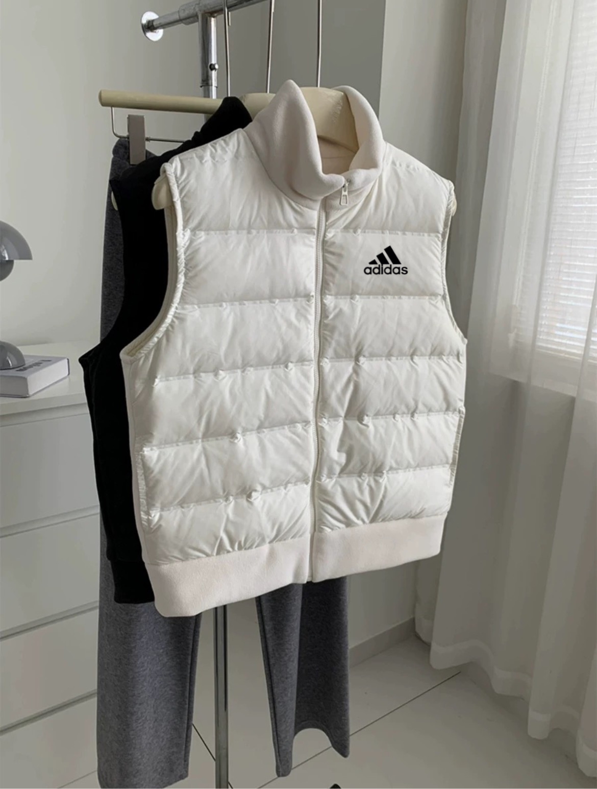 adidas ダウンベスト レディース 軽量 保温 カジュアル ホワイト - 画像 9