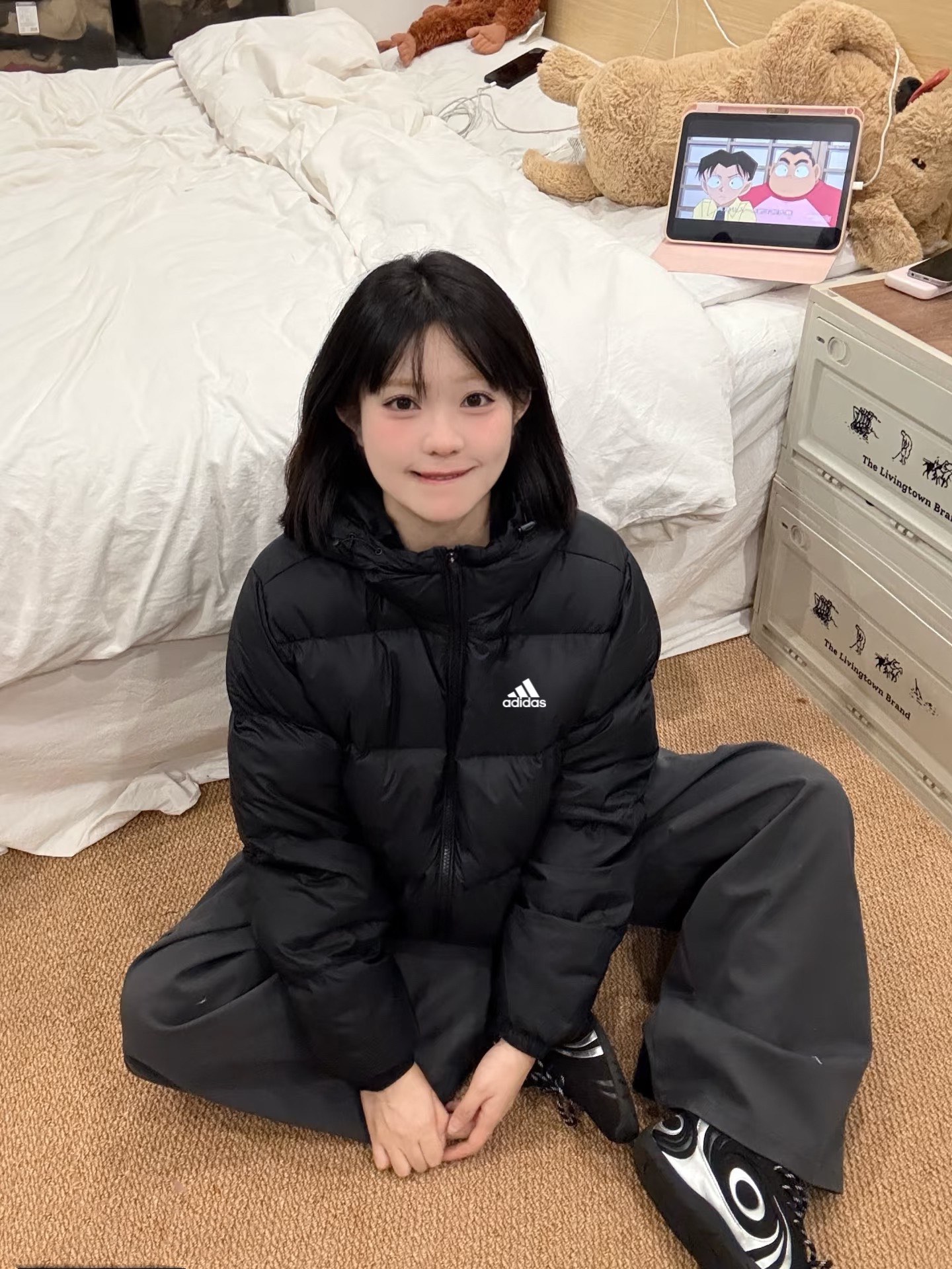 adidas ダウンジャケット ミニ丈 通勤カジュアル フード付き ブラック