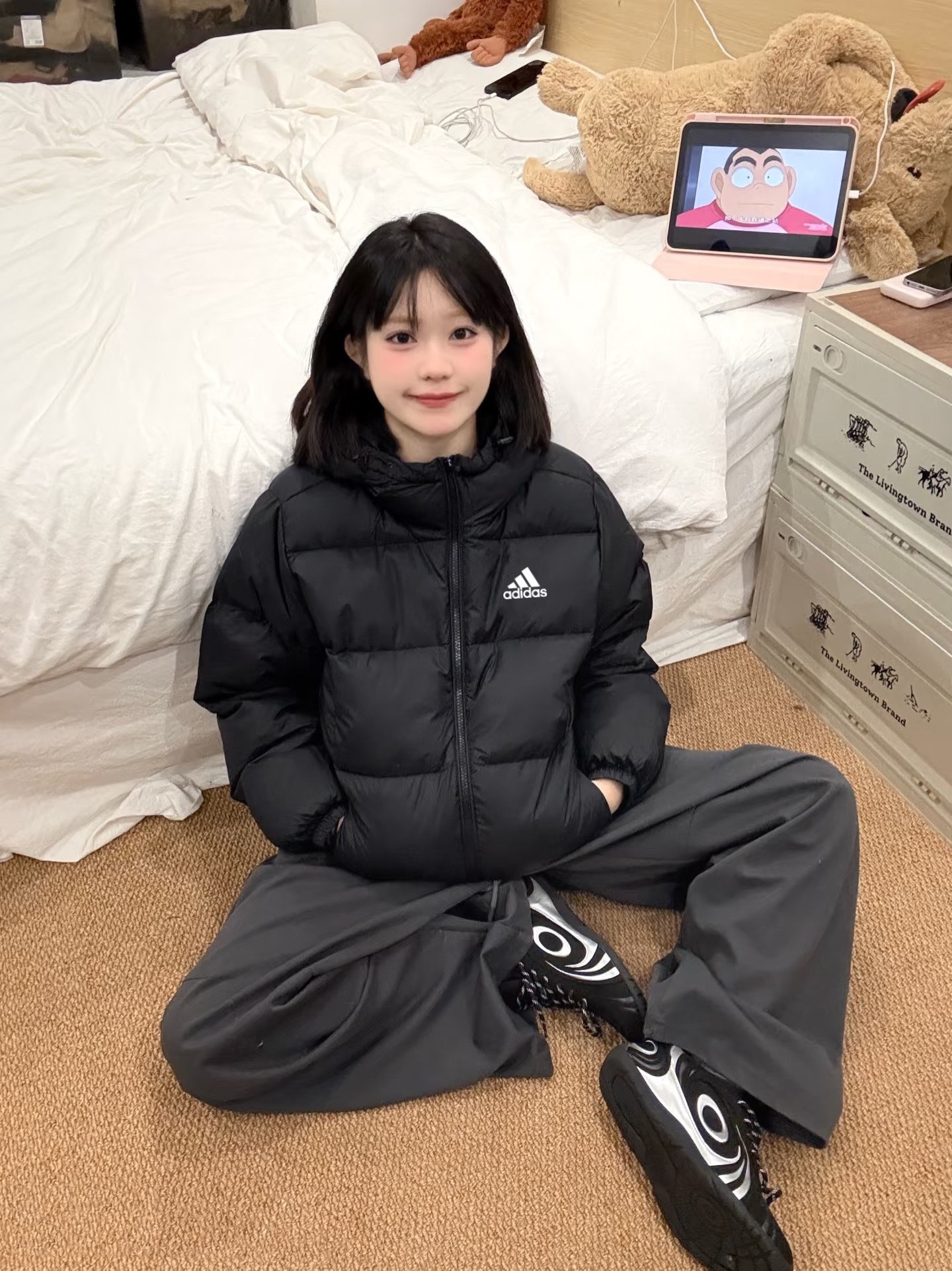 adidas ダウンジャケット ミニ丈 通勤カジュアル フード付き ブラック - 画像 3