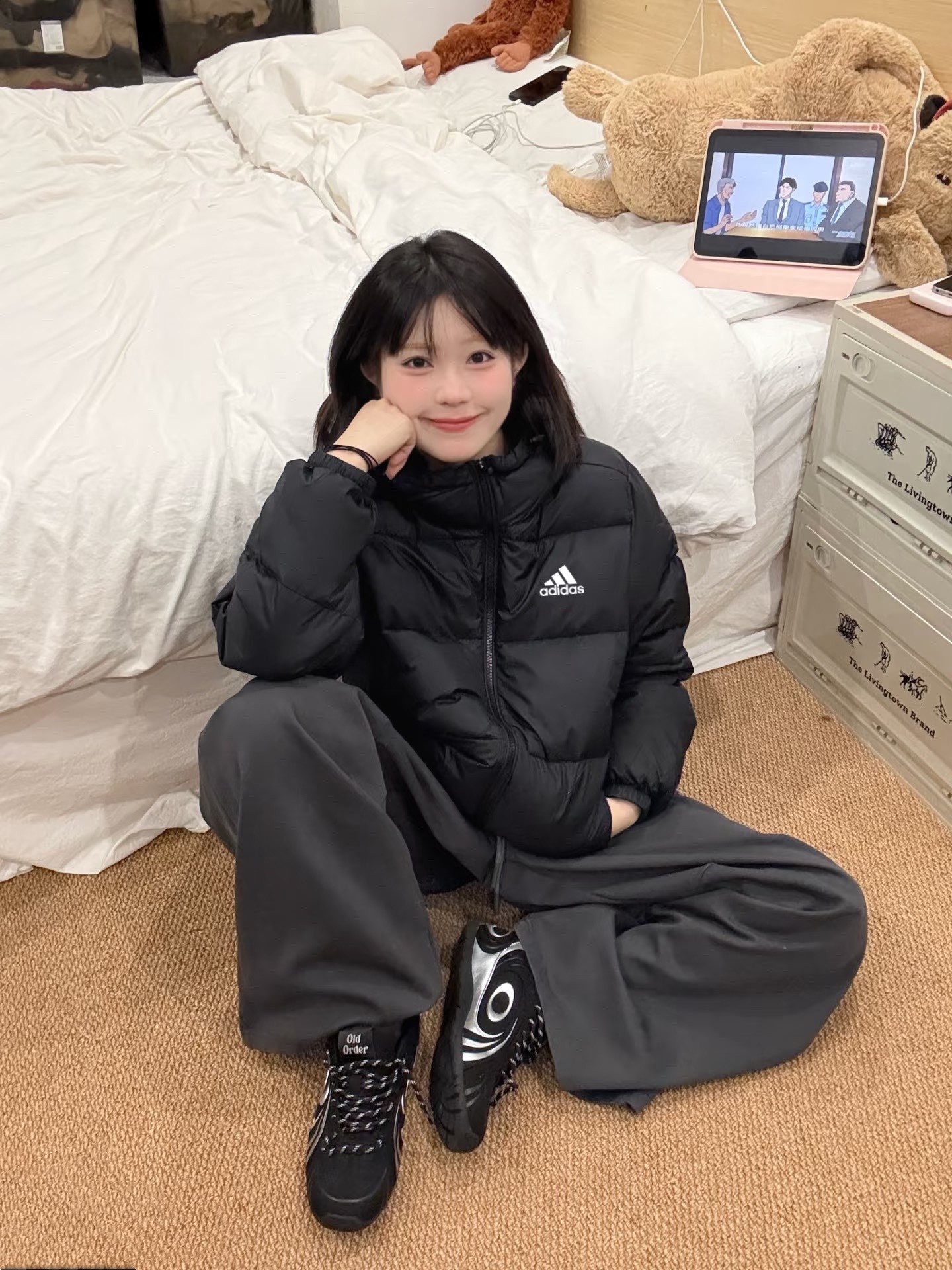 adidas ダウンジャケット ミニ丈 通勤カジュアル フード付き ブラック - 画像 4