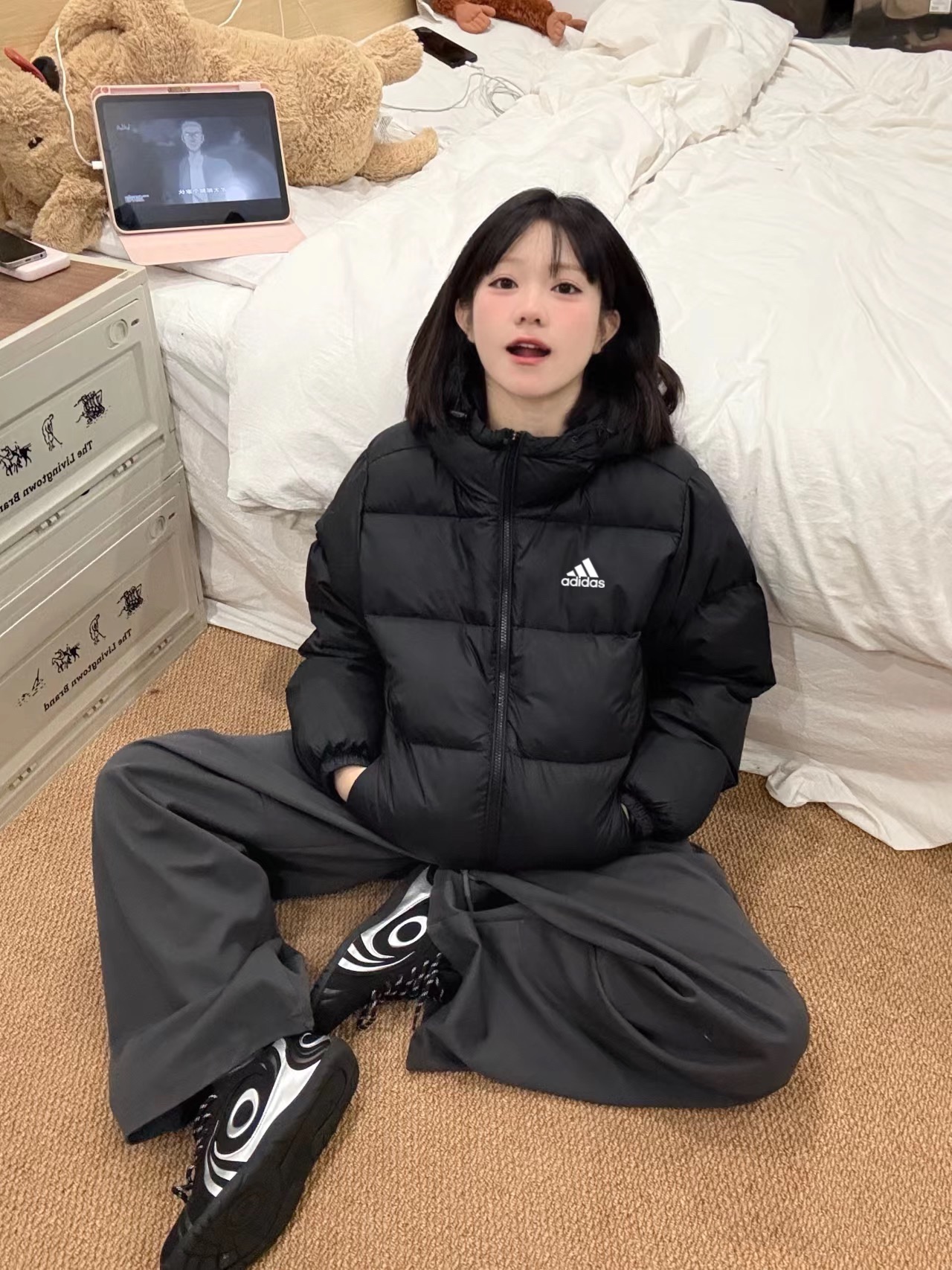 adidas ダウンジャケット ミニ丈 通勤カジュアル フード付き ブラック - 画像 6