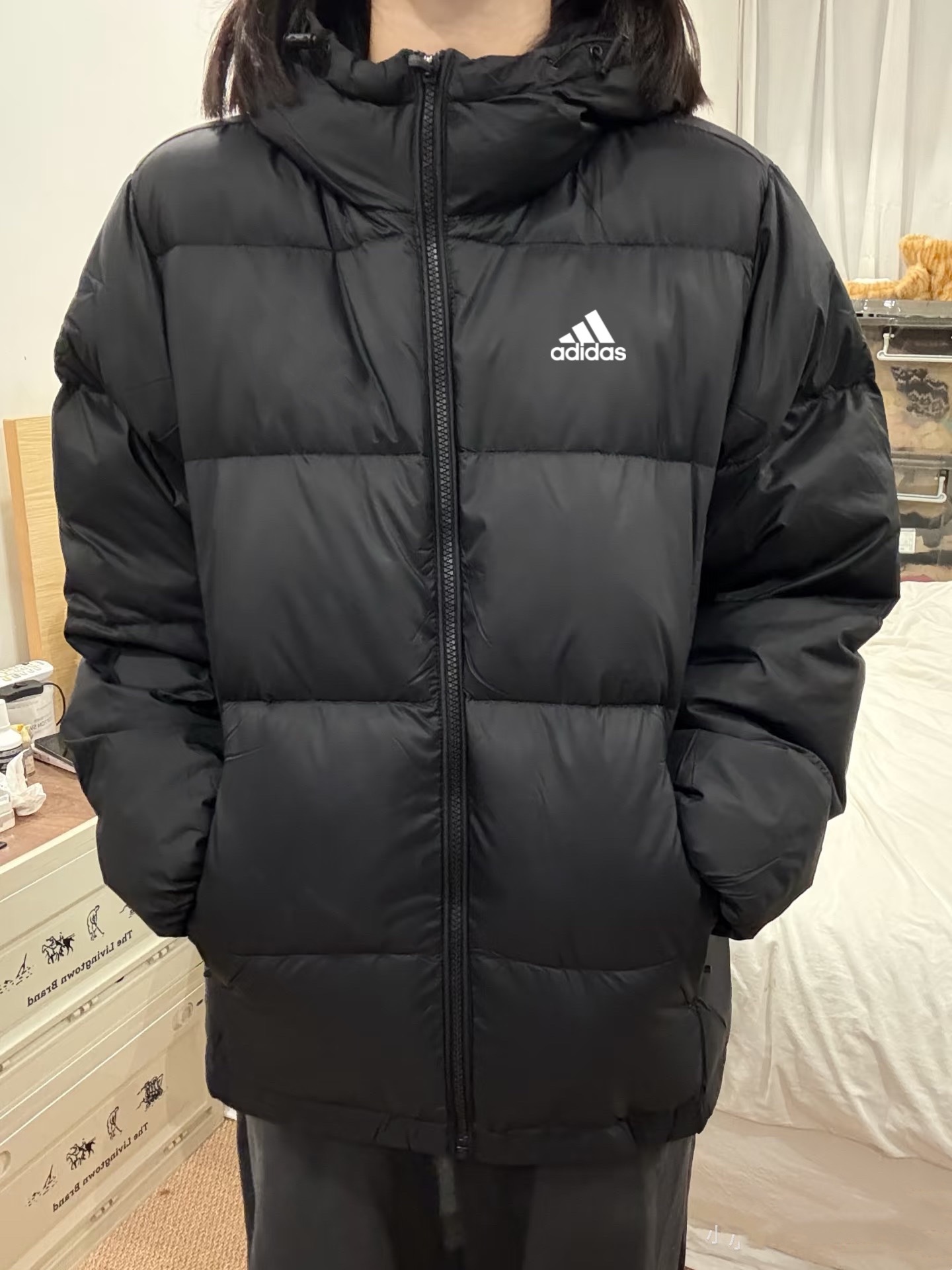 adidas ダウンジャケット ミニ丈 通勤カジュアル フード付き ブラック - 画像 7