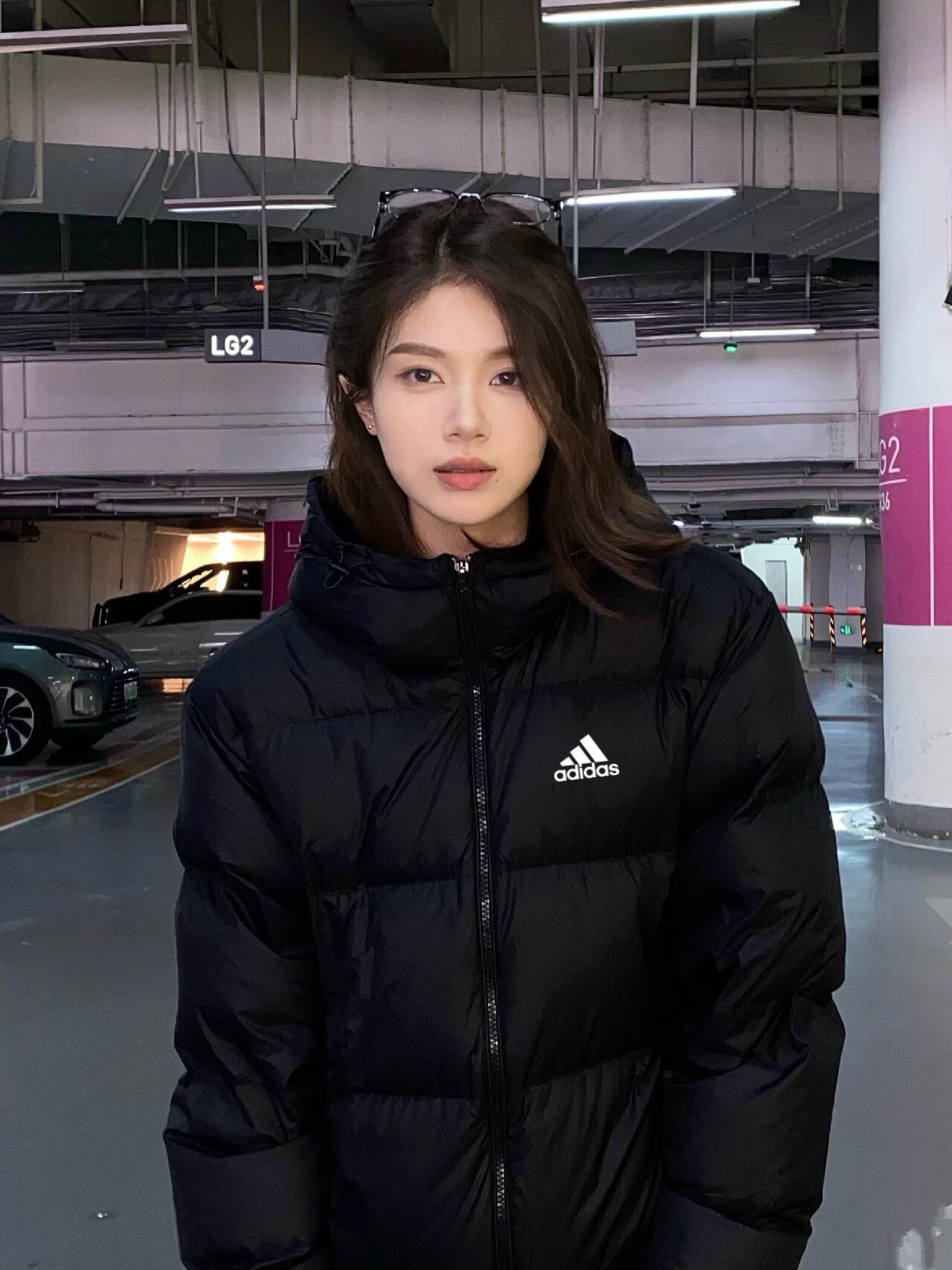 adidas ダウンジャケット ミニ丈 通勤カジュアル フード付き ブラック - 画像 8