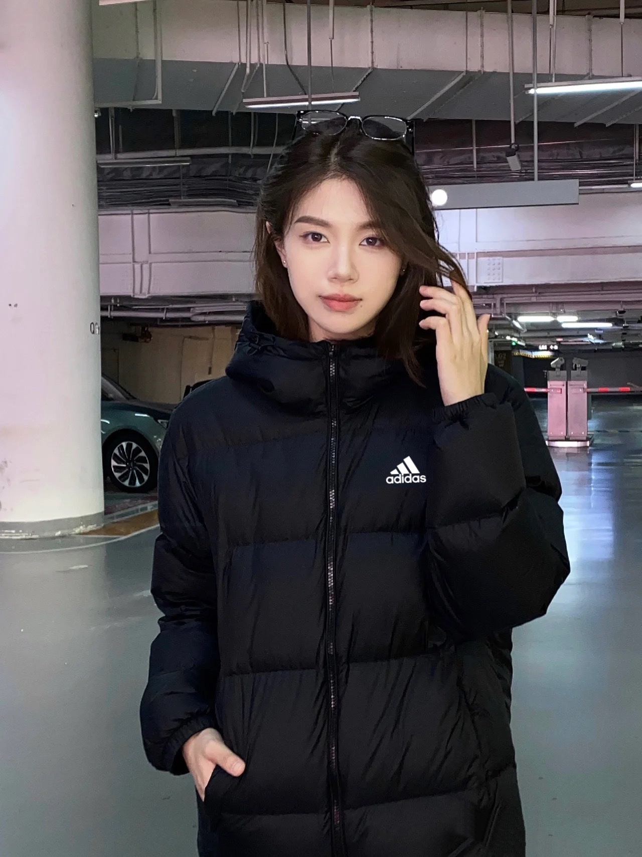 adidas ダウンジャケット ミニ丈 通勤カジュアル フード付き ブラック - 画像 9