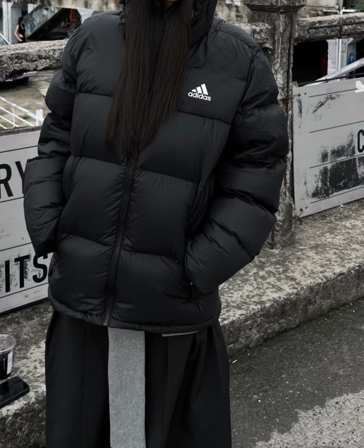 adidas ダウンジャケット ミニ丈 フード付き 軽量 通勤カジュアル ブラック - 画像 2