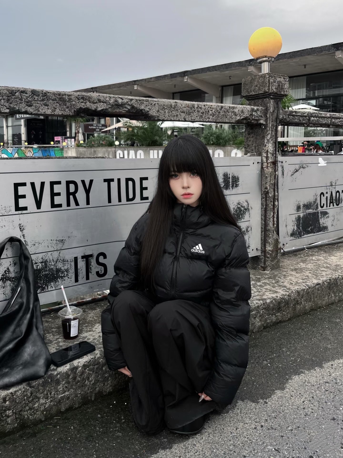 adidas ダウンジャケット ミニ丈 フード付き 軽量 通勤カジュアル ブラック - 画像 6