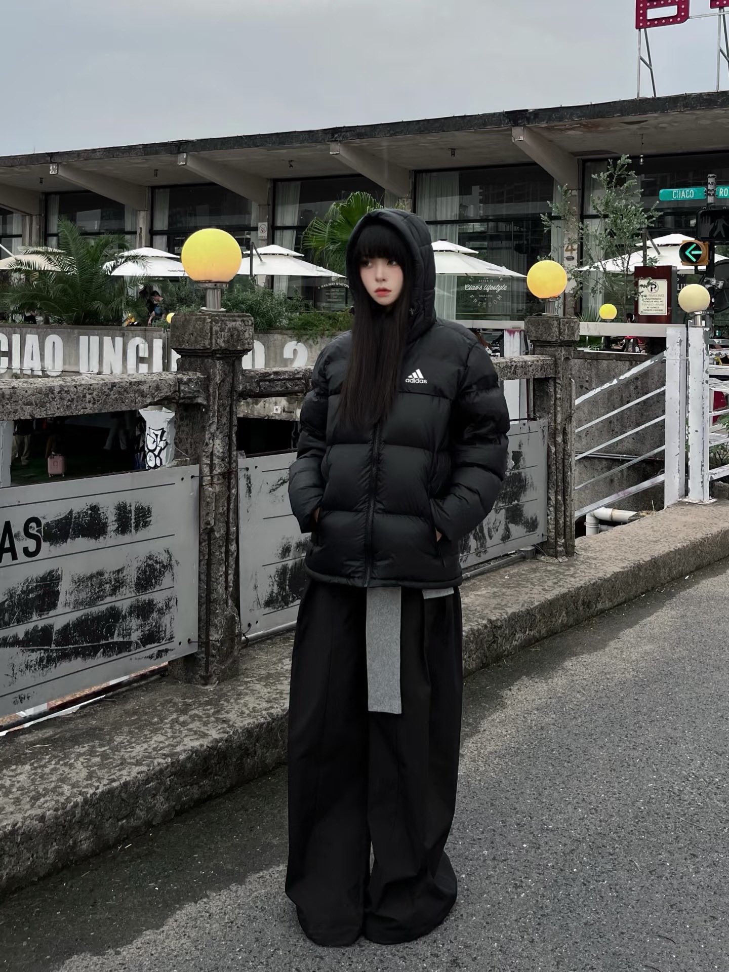 adidas ダウンジャケット ミニ丈 フード付き 軽量 通勤カジュアル ブラック - 画像 8