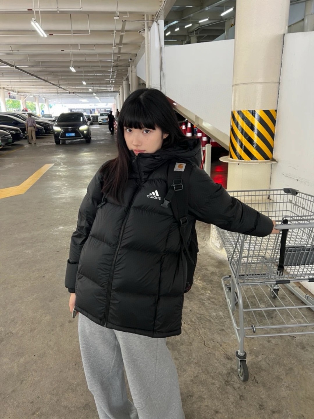 アディダス ダウンジャケット フード付き ミニ丈 カジュアル 通勤 ブラック - 画像 2