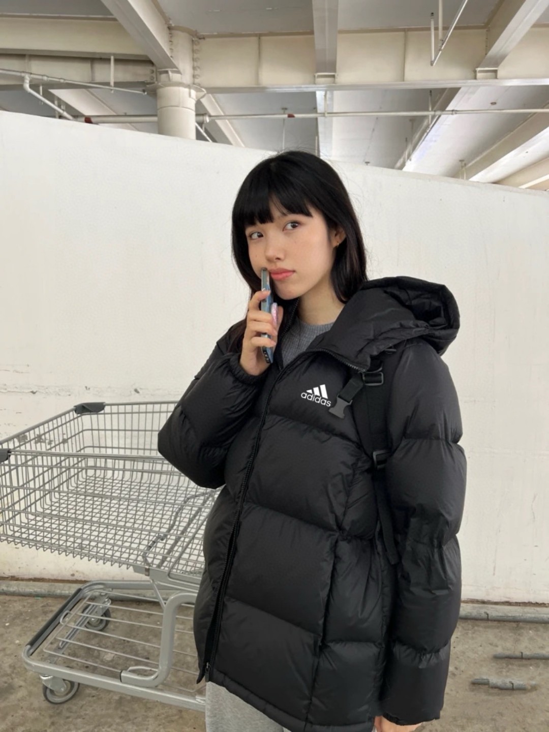 アディダス ダウンジャケット フード付き ミニ丈 カジュアル 通勤 ブラック - 画像 3