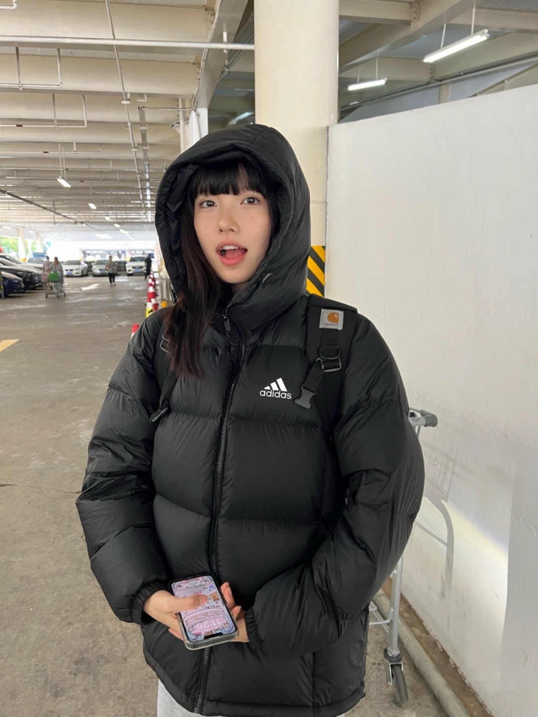 アディダス ダウンジャケット フード付き ミニ丈 カジュアル 通勤 ブラック - 画像 4