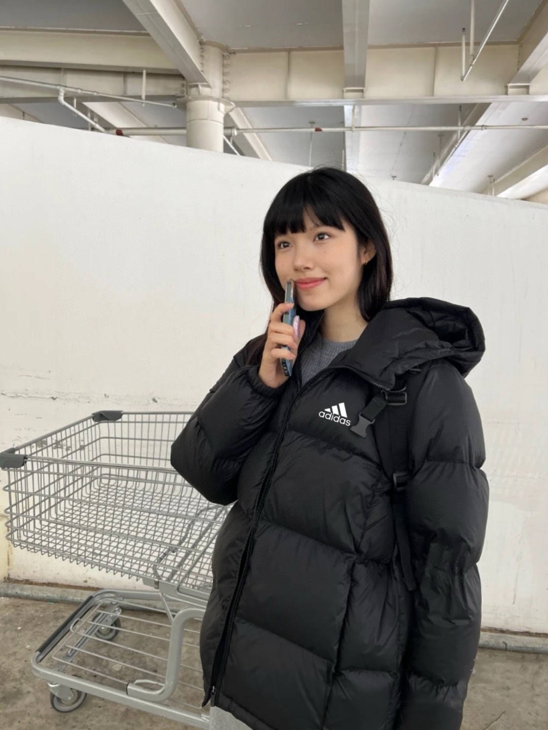 アディダス ダウンジャケット フード付き ミニ丈 カジュアル 通勤 ブラック - 画像 5