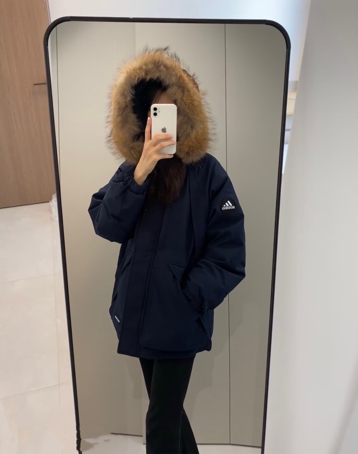 adidas ダウンジャケット ファーリング フード付き ミニサイズ 防寒対応 ネイビー レザー風素材 - 画像 2