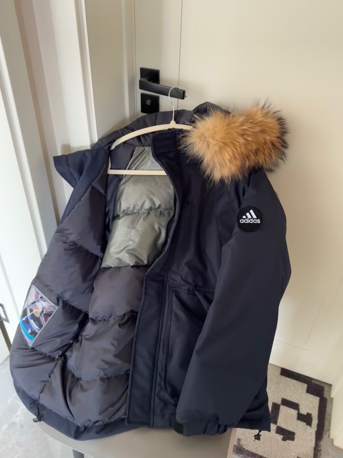 adidas ダウンジャケット ファーリング フード付き ミニサイズ 防寒対応 ネイビー レザー風素材 - 画像 9