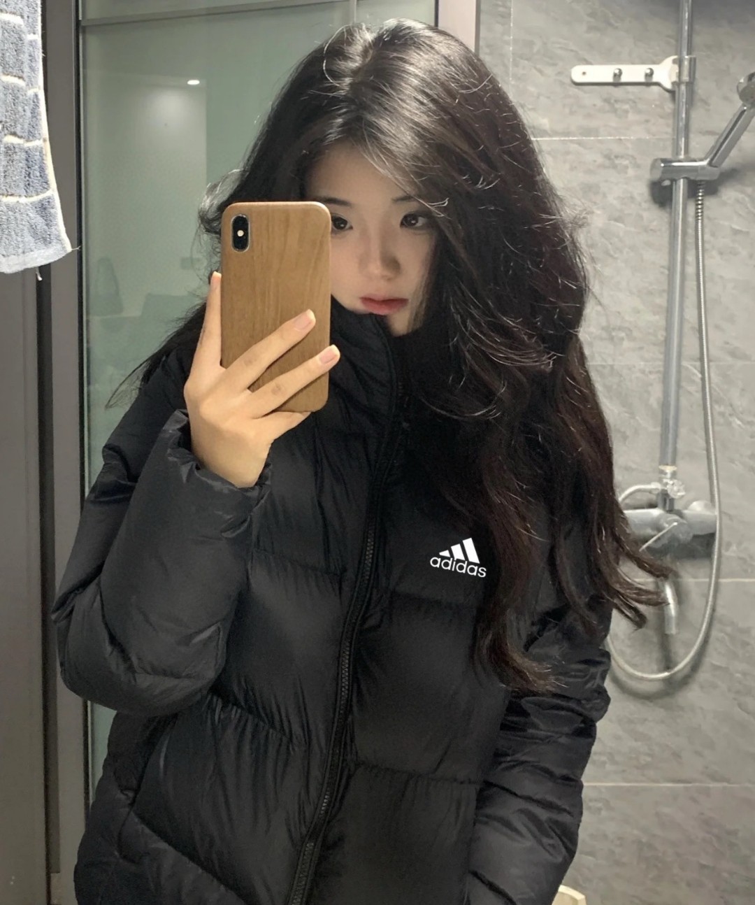 adidas ダウンジャケット フード付き 軽量 保温 通勤カジュアル ブラック - 画像 3