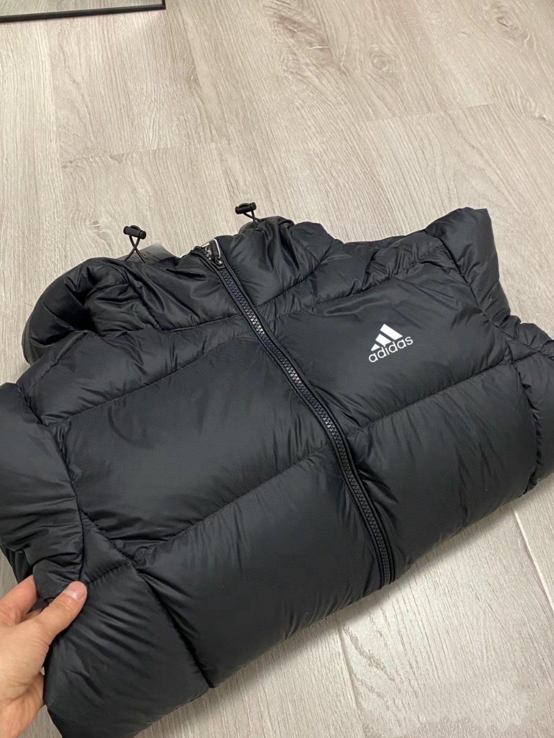 adidas ダウンジャケット フード付き 軽量 保温 通勤カジュアル ブラック - 画像 9