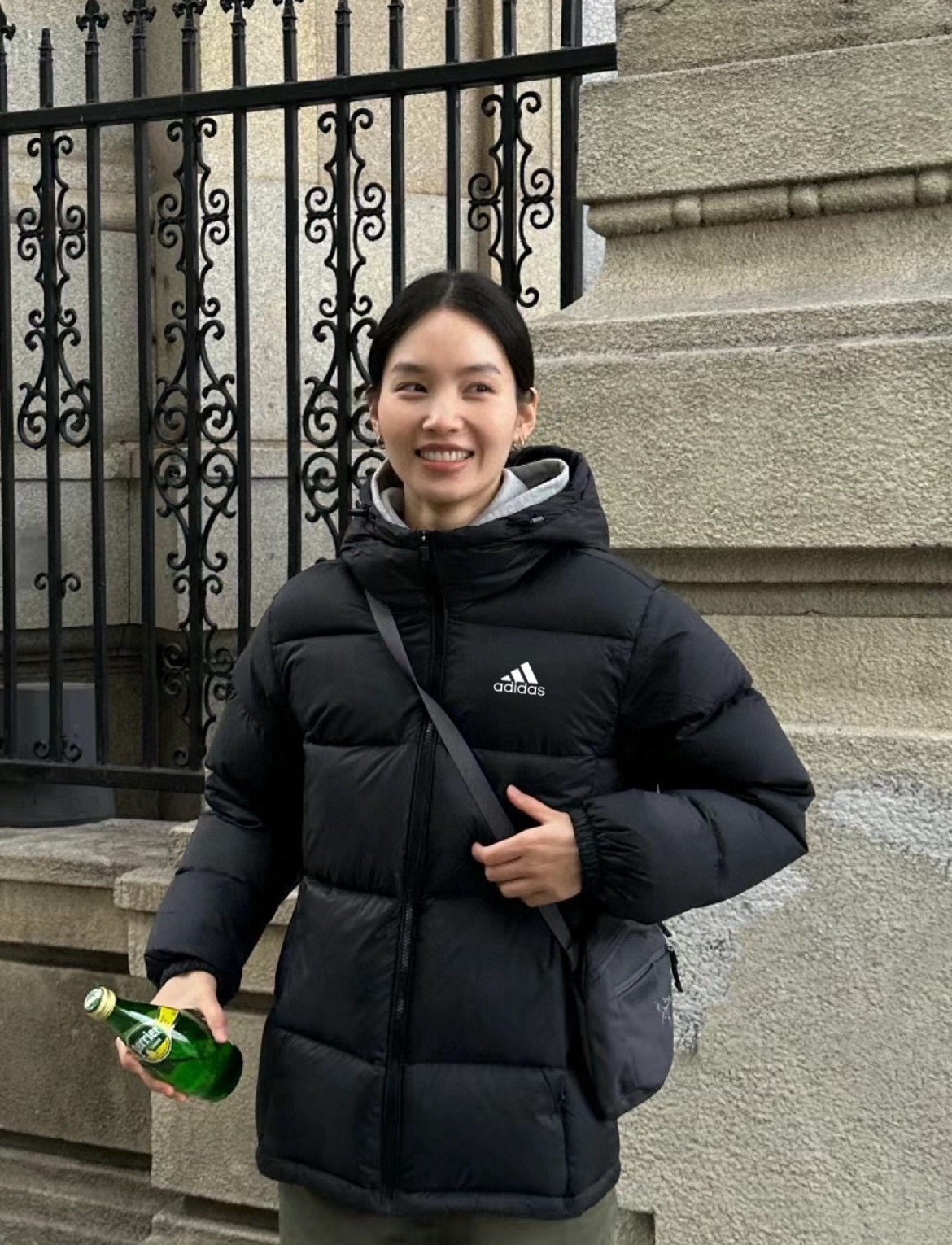 adidas ダウンジャケット ミニ丈 フード付き 保温性抜群 通勤カジュアル ブラック - 画像 2