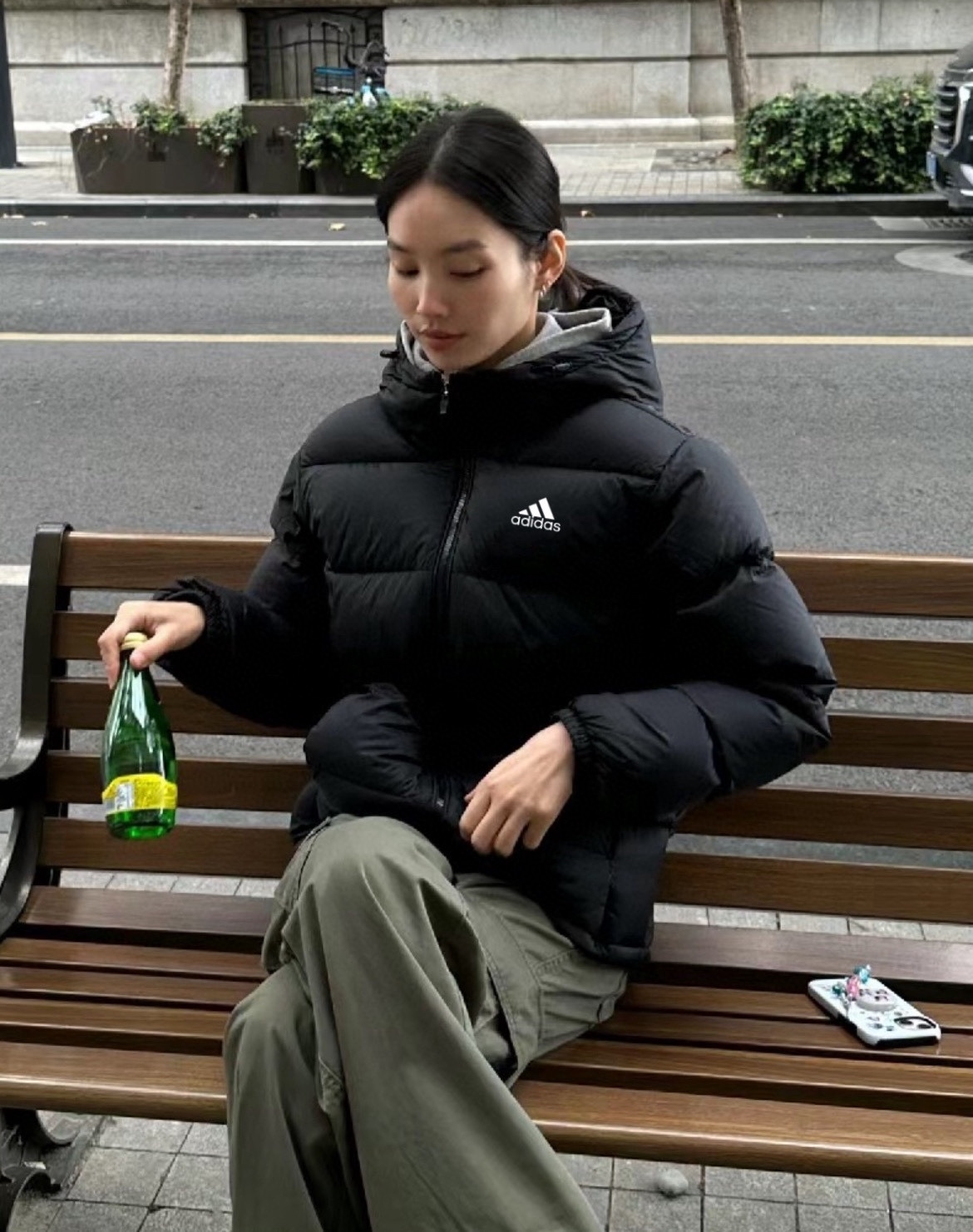 adidas ダウンジャケット ミニ丈 フード付き 保温性抜群 通勤カジュアル ブラック - 画像 3